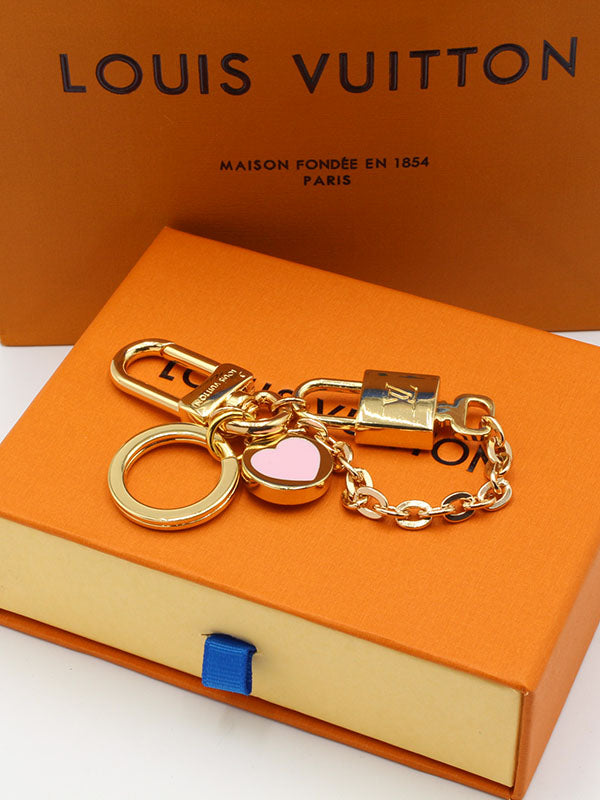 ميدالية لويس فيتون بينك ميدالية louis vuitton