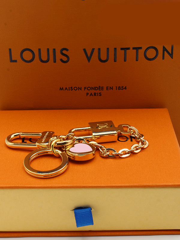 ميدالية لويس فيتون بينك ميدالية louis vuitton