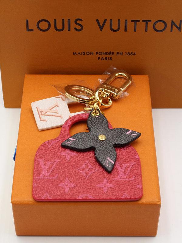 ميدالية لويس فيتون بيق رد ميدالية louis vuitton ذهبي