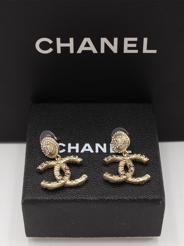 حلق شانيل وسط قولد ميتال