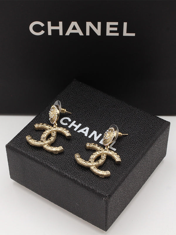 حلق شانيل وسط قولد ميتال