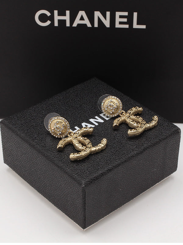 حلق شانيل وسط قولد ميتال