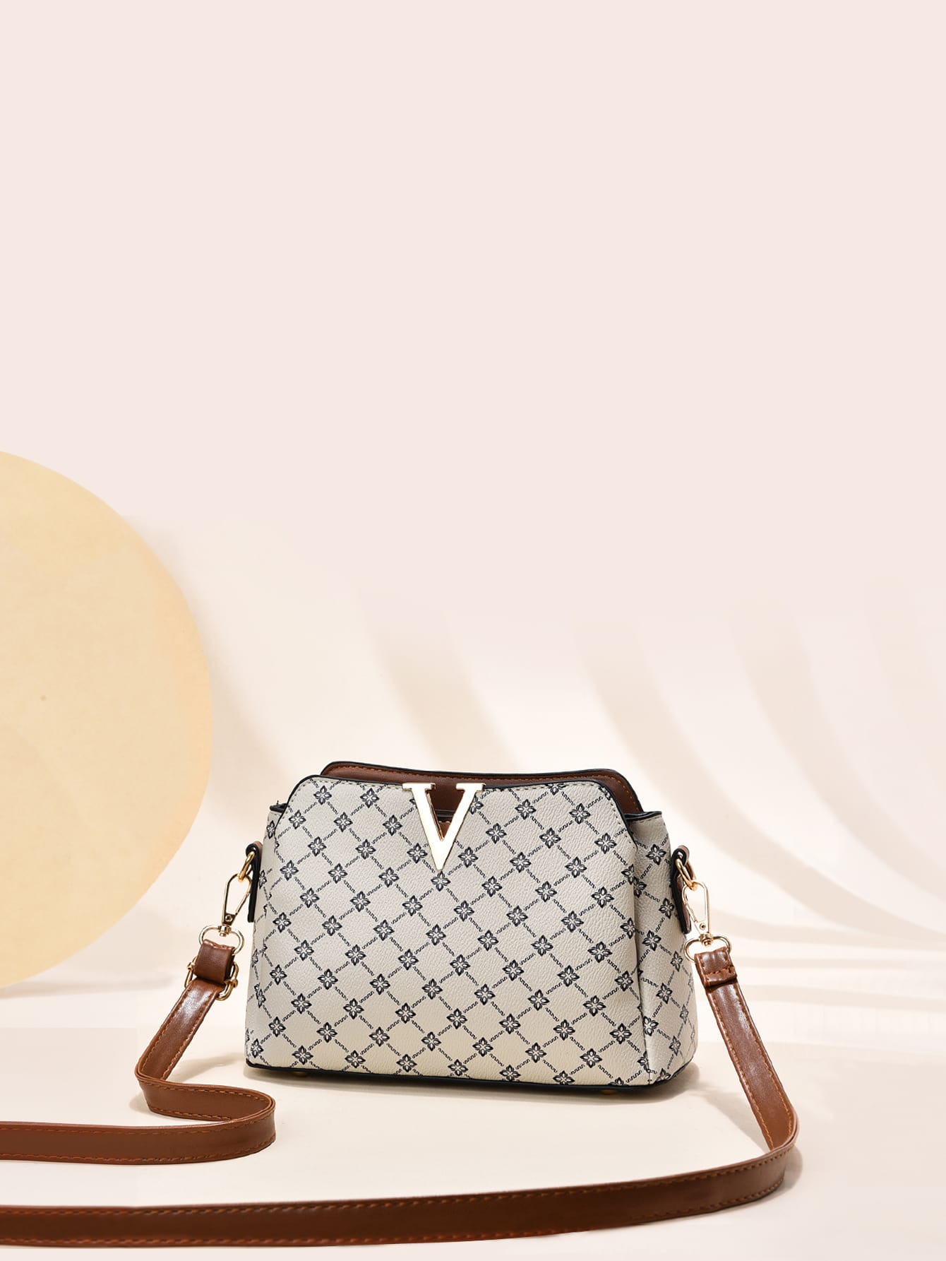 حقيبة جذابة بإبزيم مغناطيسي V شنط وحقائب شنط