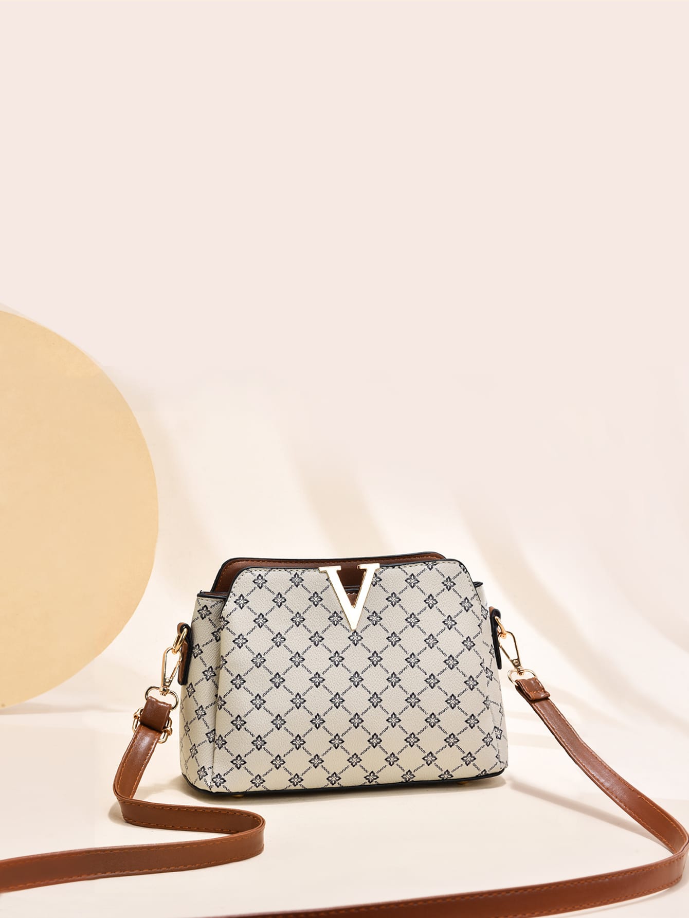 حقيبة جذابة بإبزيم مغناطيسي V شنط وحقائب شنط