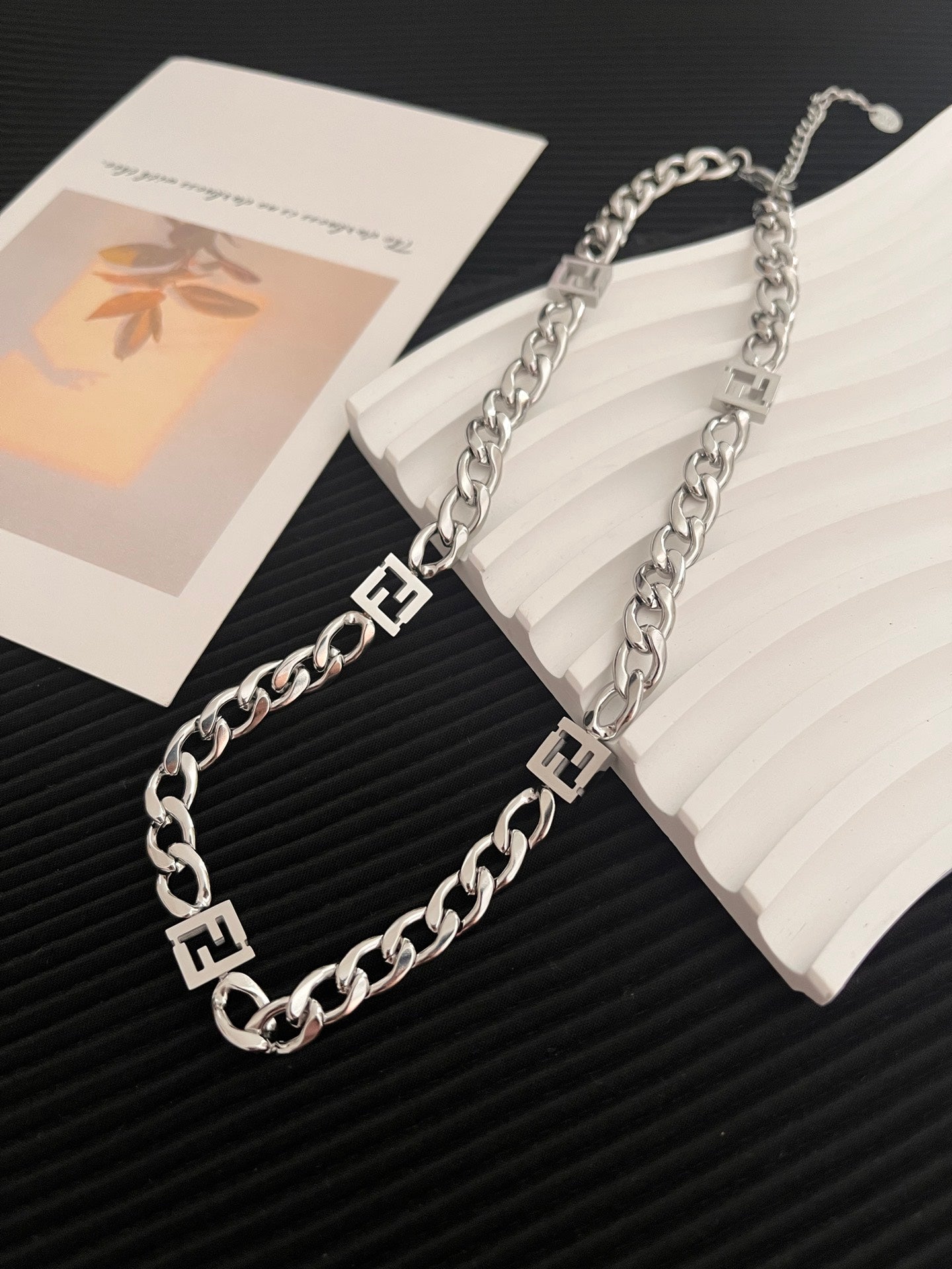 سلسال عقد فندي جنزير كبير سلسال fendi فضي