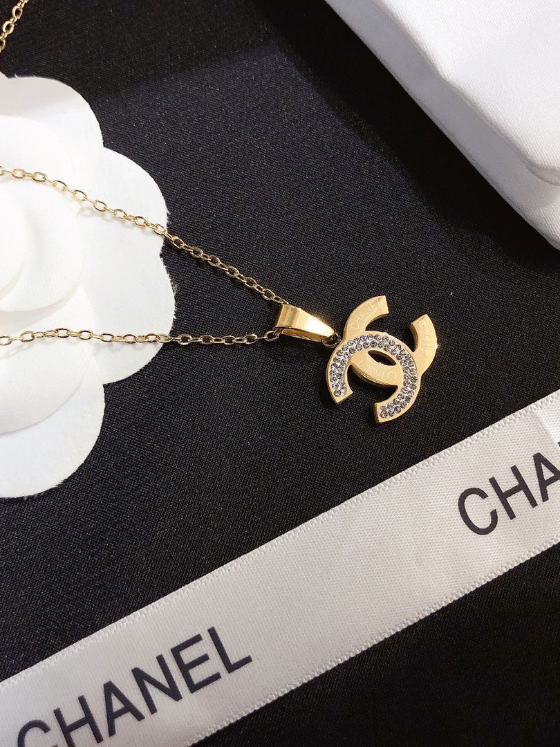 سلسال شانيل شعار وسط ذهبي سلسال chanel