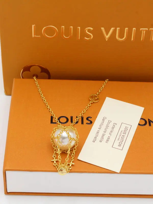 سلسال لويس فيتون لوقو لولو 680 سلسال louis vuitton ذهبي