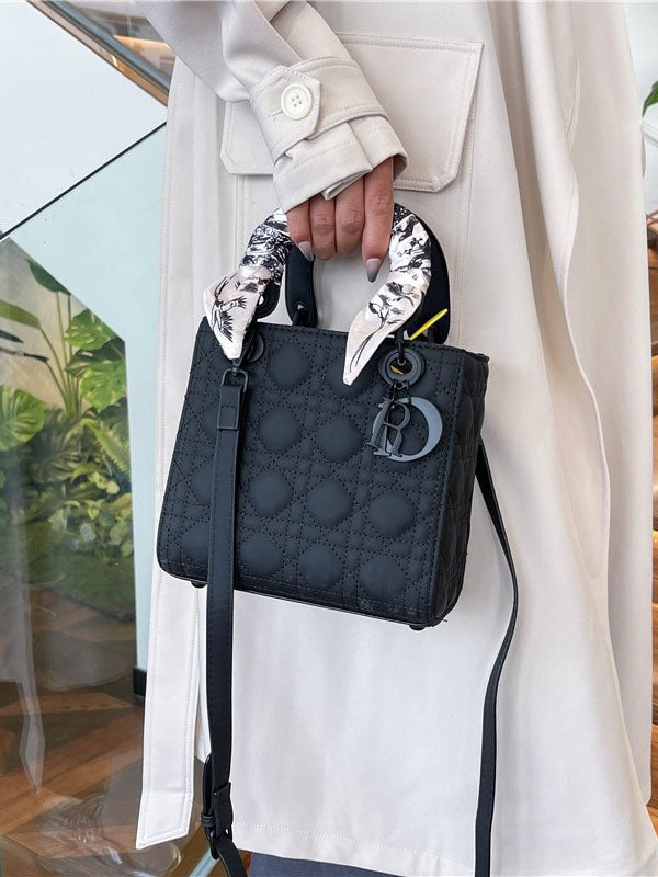 شنطه مستوحى من ديور شنط وحقائب dior