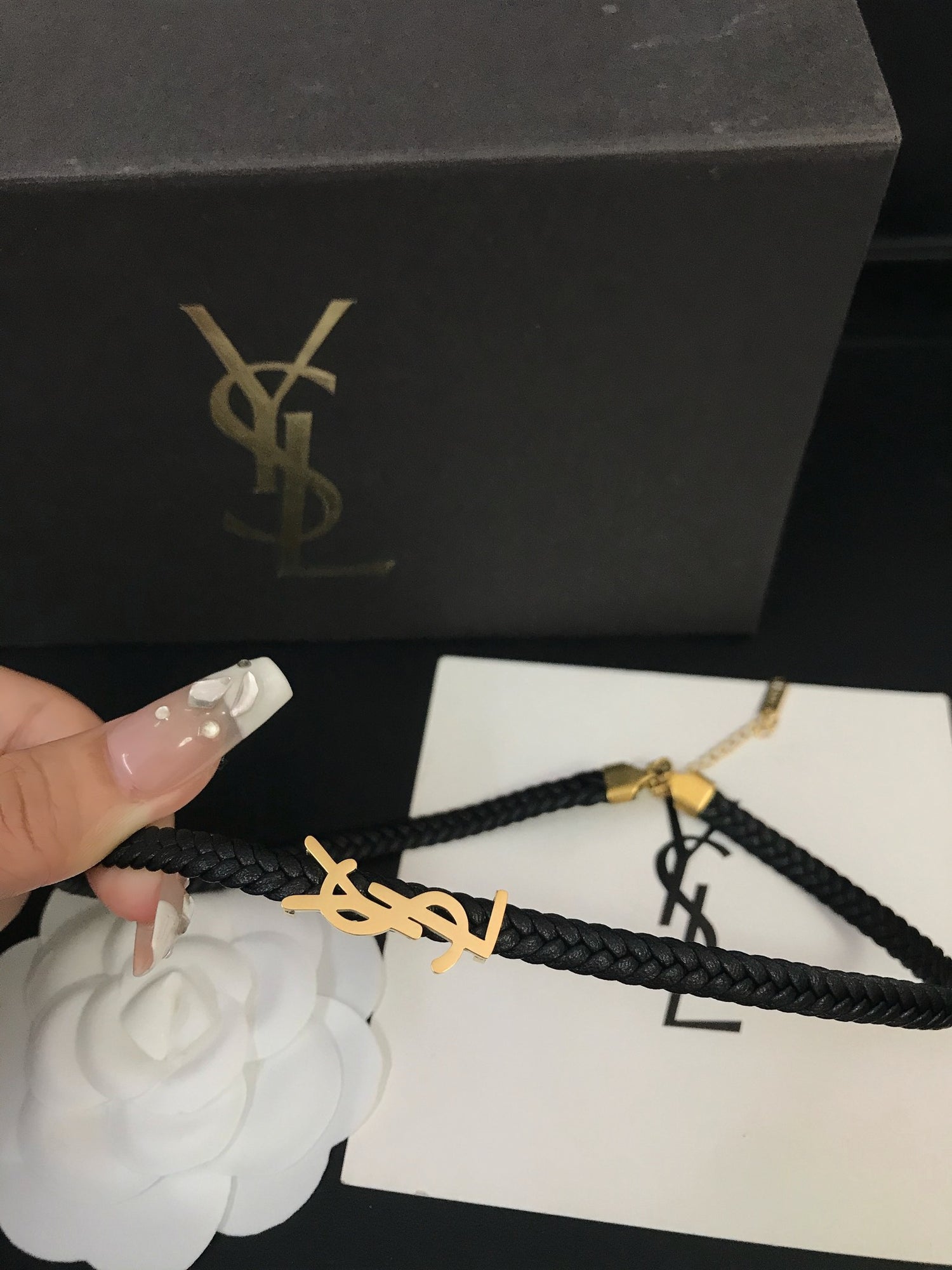سلسال ايف سان لوران تشوكر اسود سلسال ysl