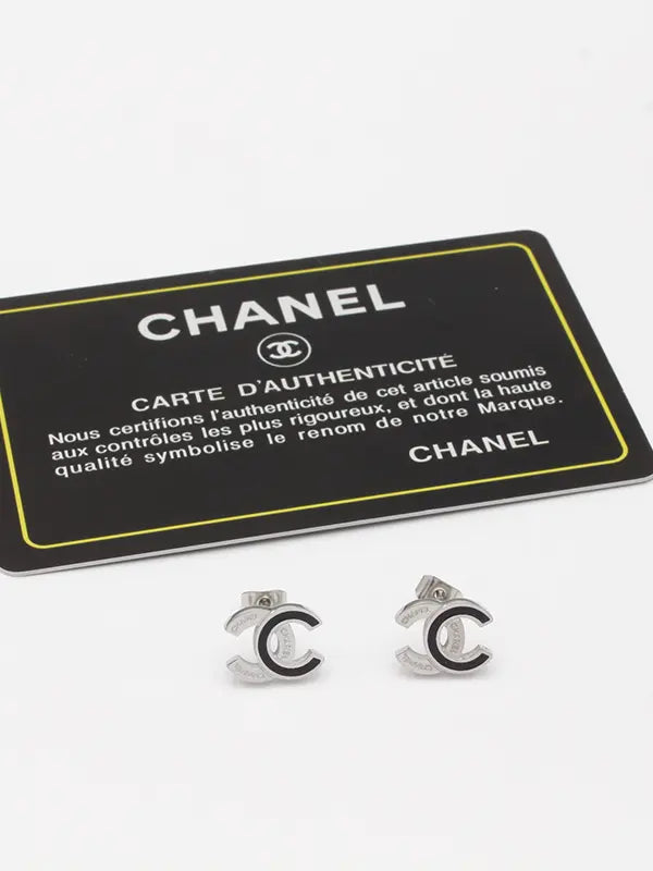 حلق شانيل صغير لوقو حلق chanel اسود فضي