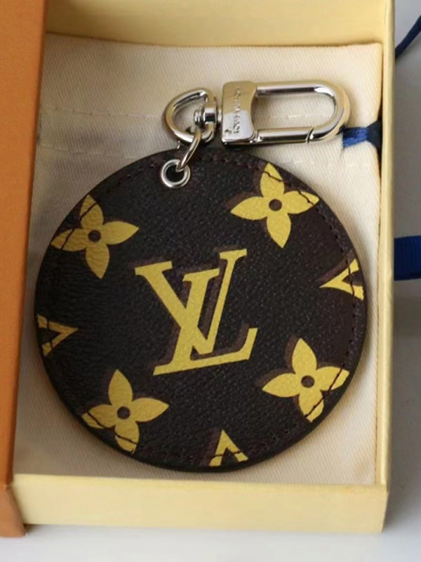 ميدالية لويس فيتون براون ليذر سلفر لوقو ميدالية louis vuitton