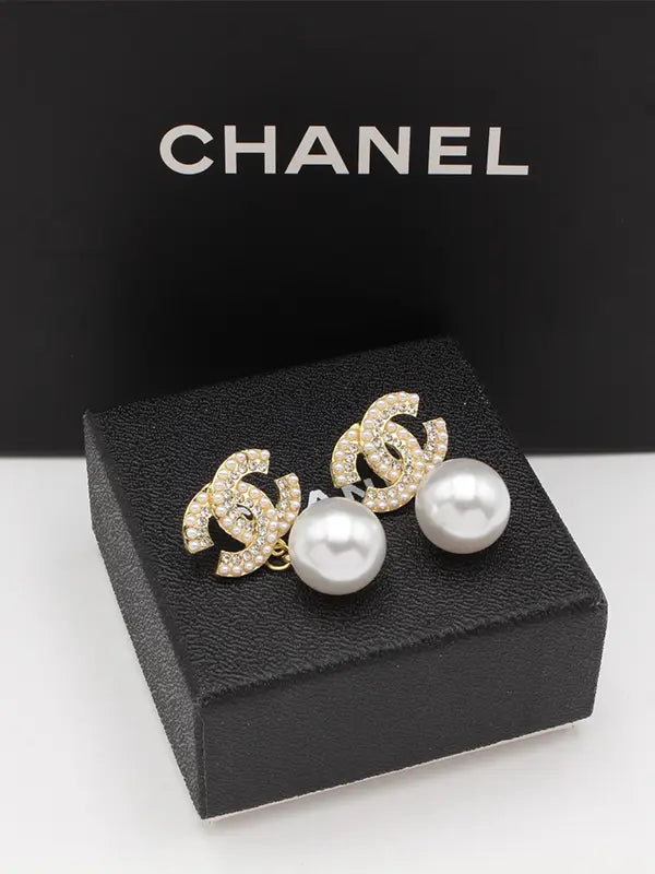 حلق شانيل وسط بيرل حلق chanel