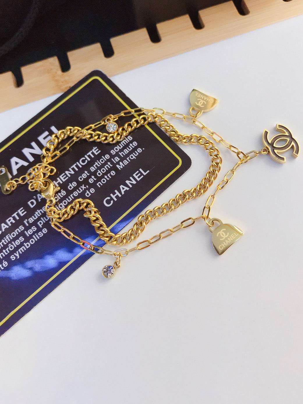 اساور شانيل لوقو بندنتس اسواره chanel ذهبي