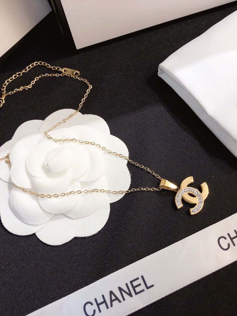 سلسال شانيل شعار وسط ذهبي سلسال chanel