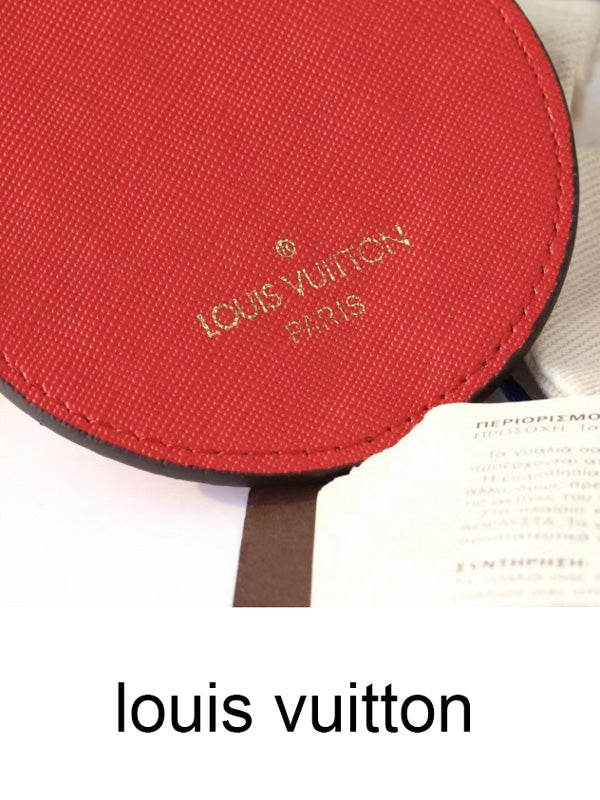 ميدالية لويس فيتون ليذر قولد لوقو ميدالية louis vuitton