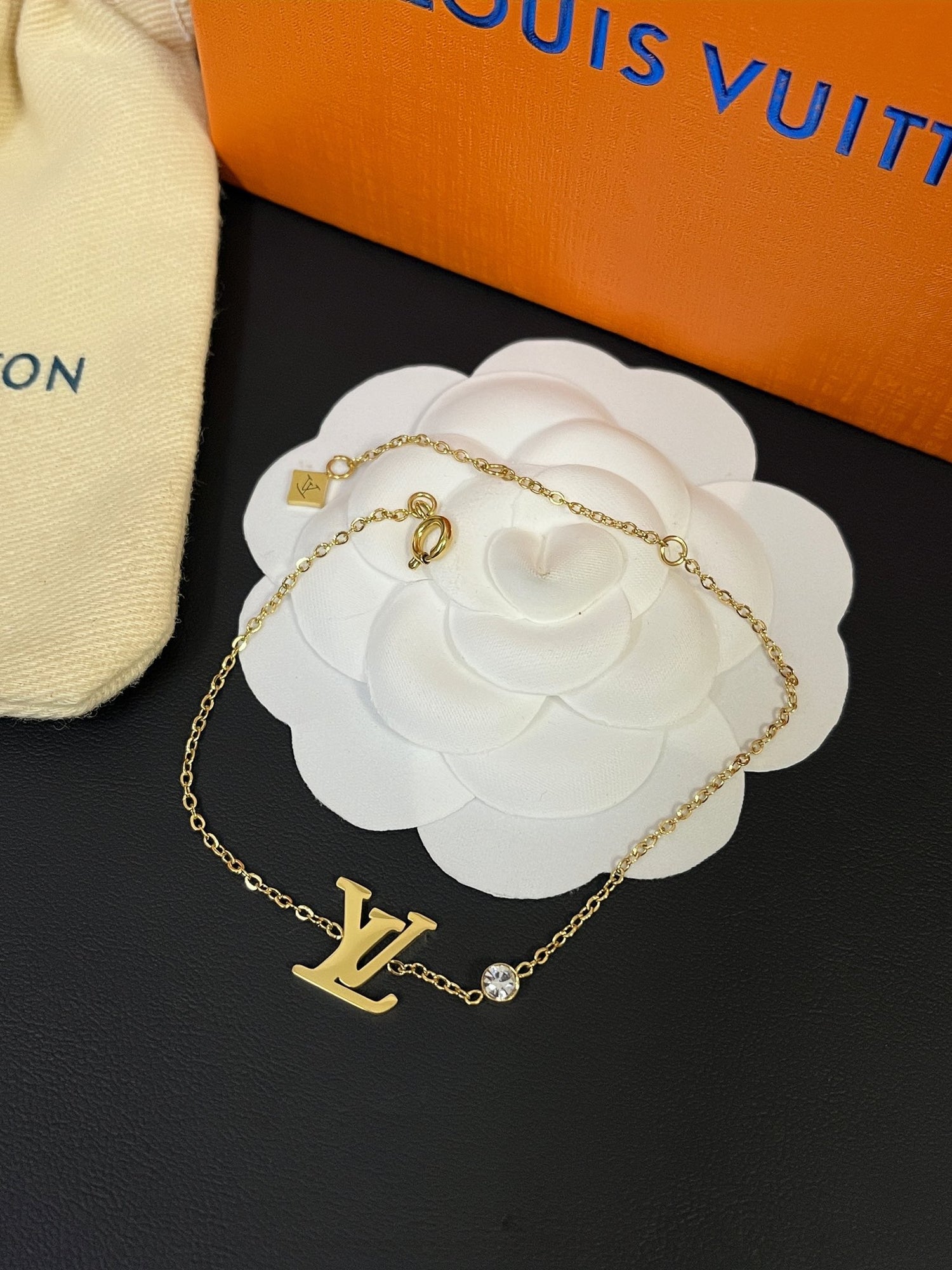 اسواره لويس فيتون لوقو ناعمه اسواره louis vuitton