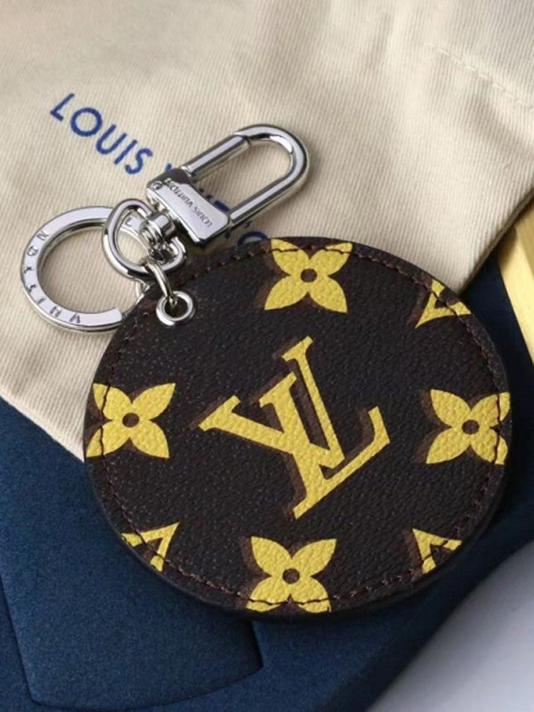 ميدالية لويس فيتون براون ليذر سلفر لوقو ميدالية louis vuitton
