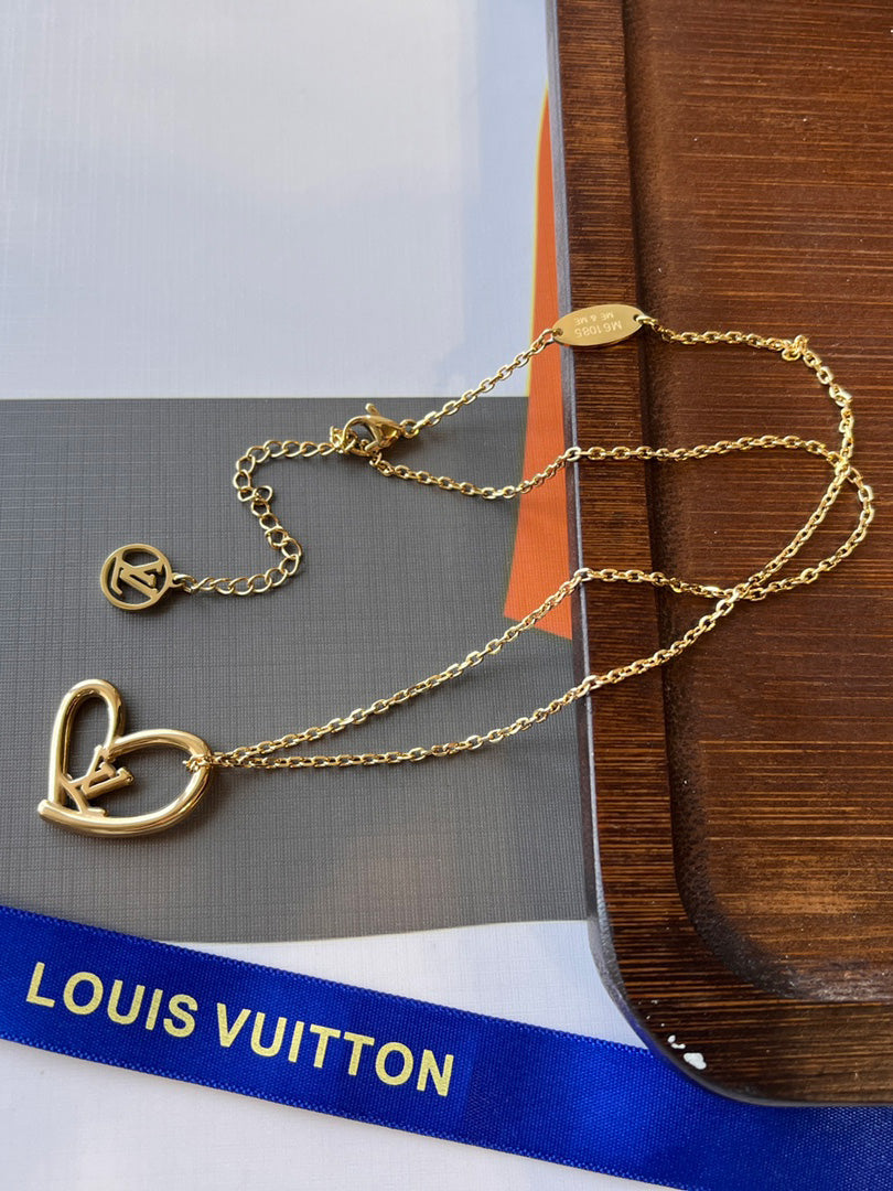 طقم لويس فيتون 2 هارت قولد سلسال louis vuitton