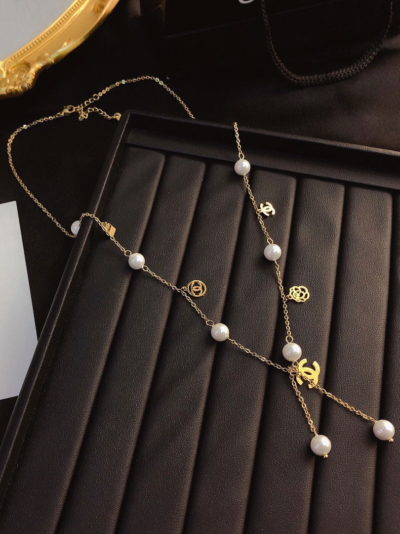 سلسال شانيل متدلي بالشعار سلسال chanel ذهبي