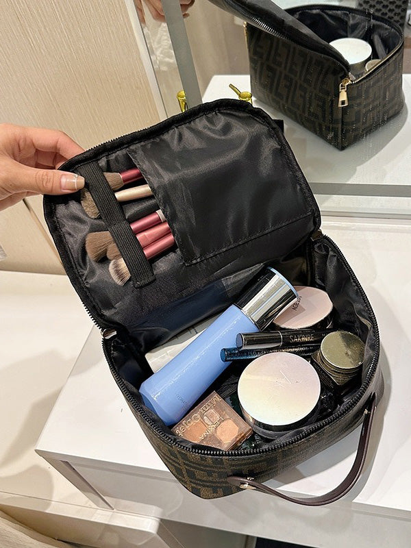 شنطة مكياج مستوحى من فندي شنط وحقائب fendi