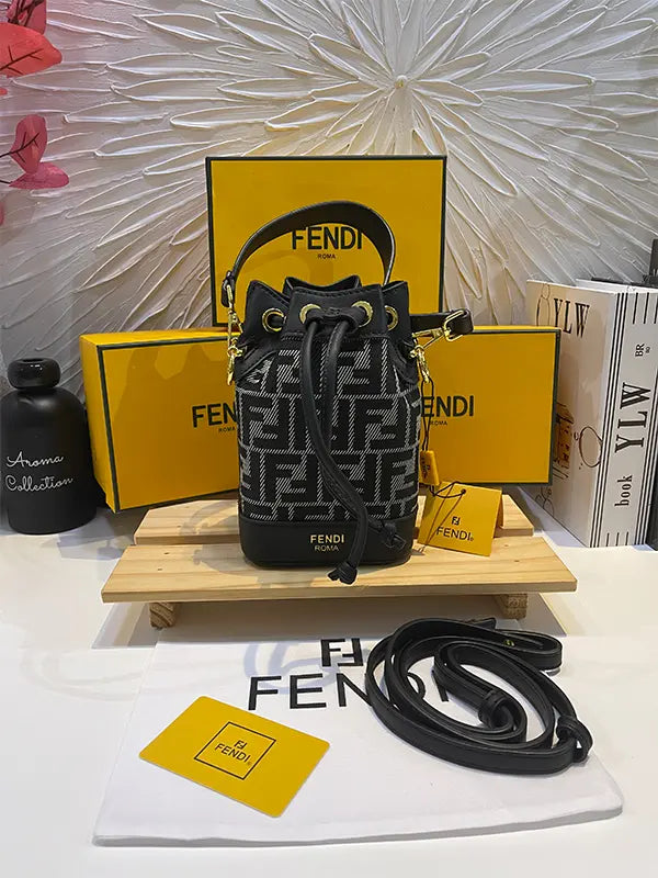 شنطة فندي ماستر صغيرة شنط وحقائب fendi bags اسود