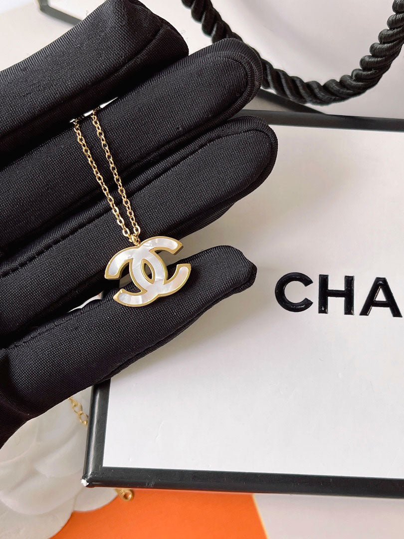 سلسال شانيل ناعم شيل ابيض سلسال chanel