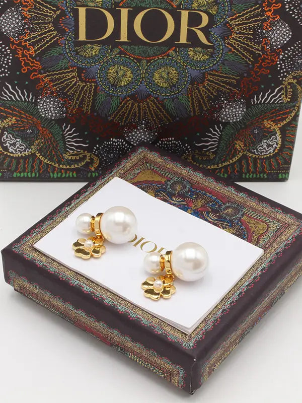 حلق ديور فلاور وذ بيرل لوقو حلق dior