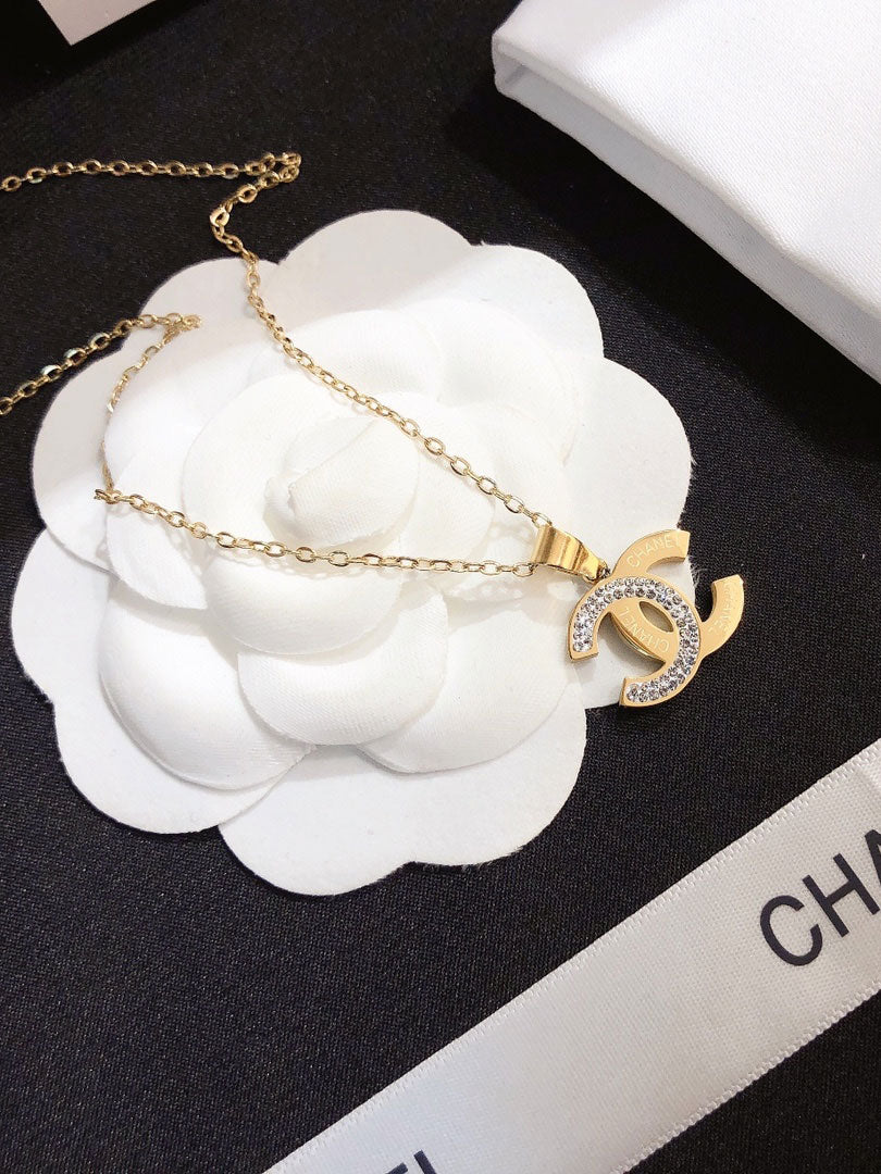 سلسال شانيل شعار وسط ذهبي سلسال chanel