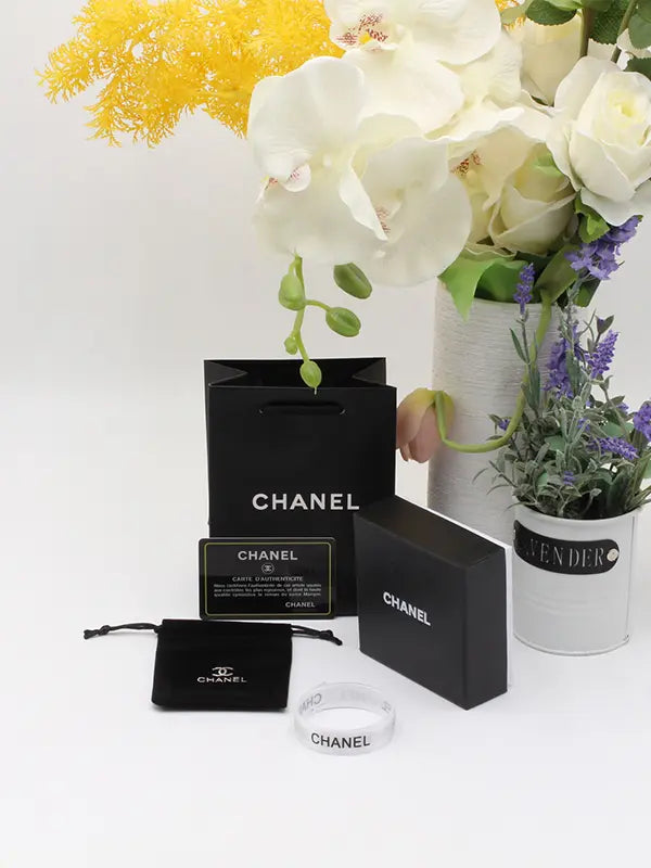 ملحقات اكسسوارت شانيل وايت اند بلاك هدايا chanel
