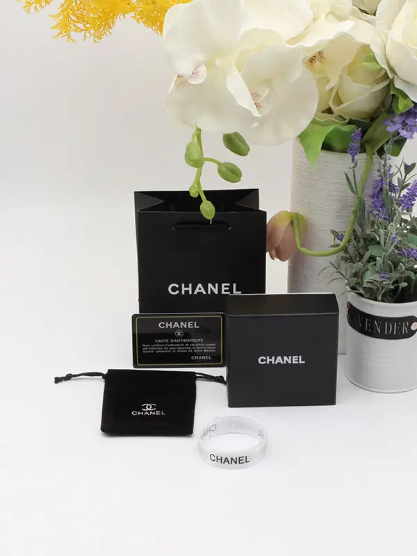 ملحقات اكسسوارت شانيل وايت اند بلاك هدايا chanel