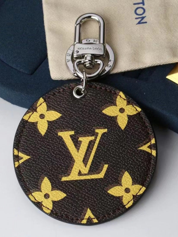 ميدالية لويس فيتون براون ليذر سلفر لوقو ميدالية louis vuitton بني