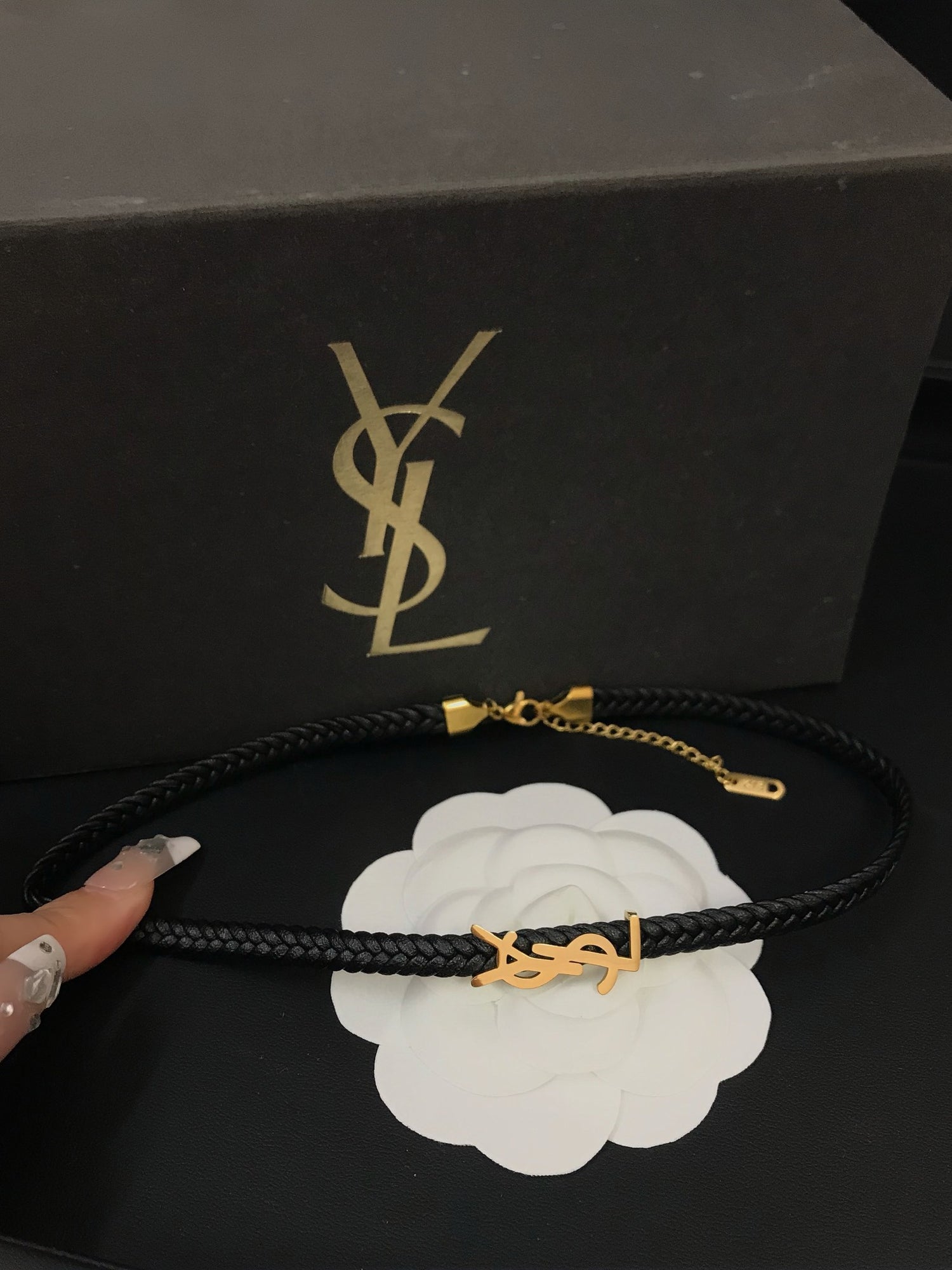 سلسال ايف سان لوران تشوكر اسود سلسال ysl