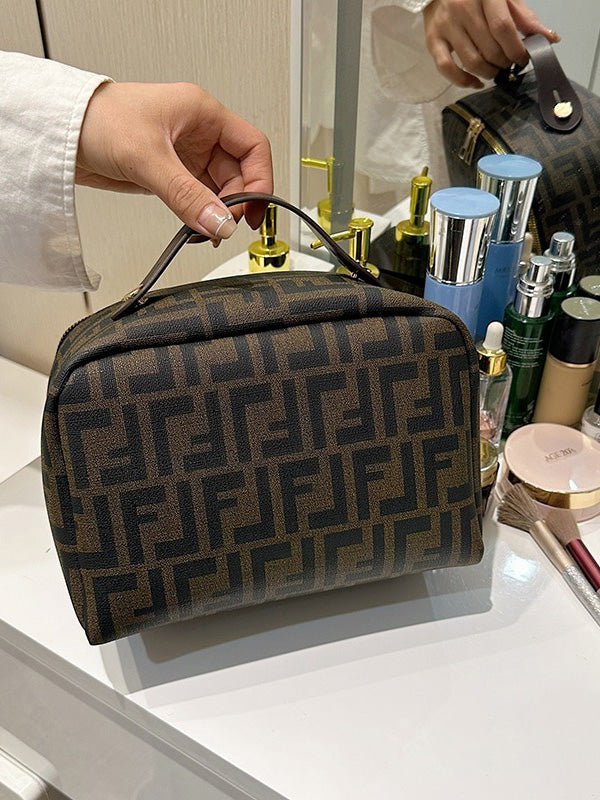 شنطة مكياج مستوحى من فندي شنط وحقائب fendi