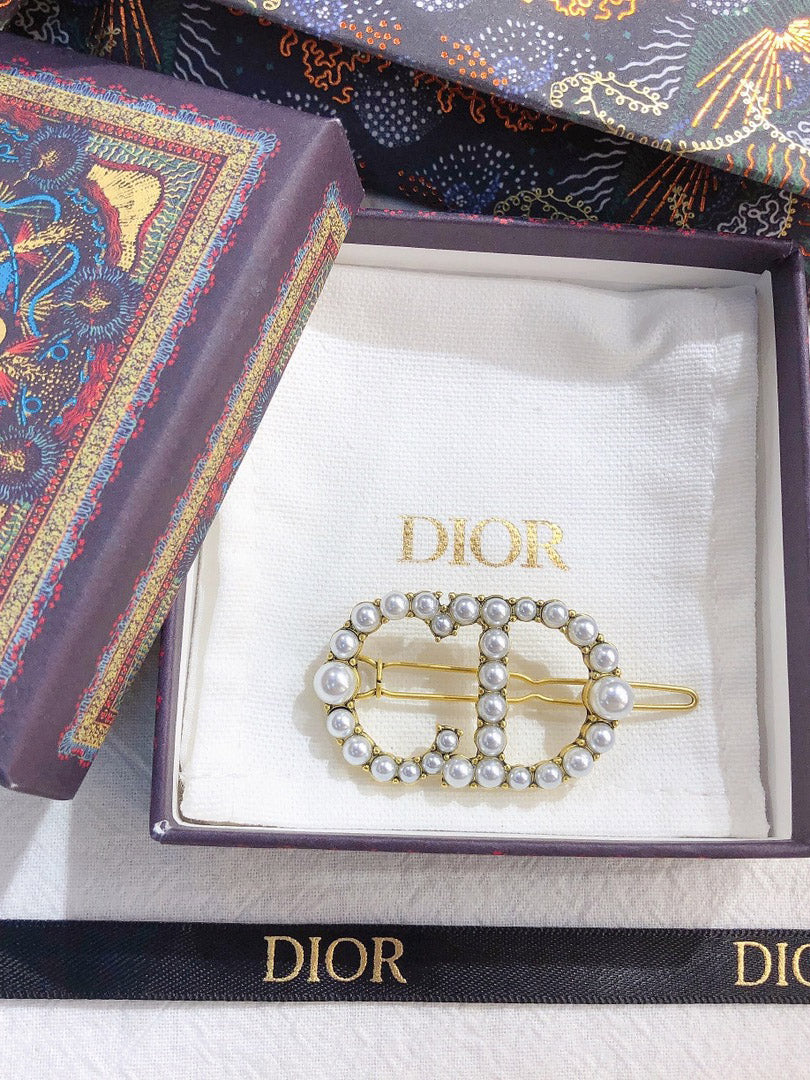 بكلة شعر ديور لوقو اكسسوارات شعر dior