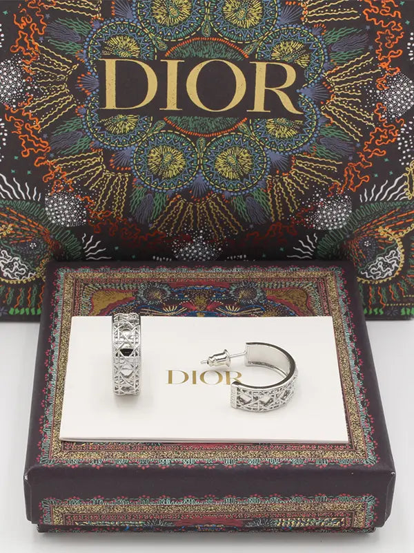 حلق ديور نقشة الغوايش لوقو حلق dior