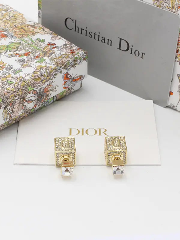 حلق ديور مكعب كريستال لوقو حلق dior