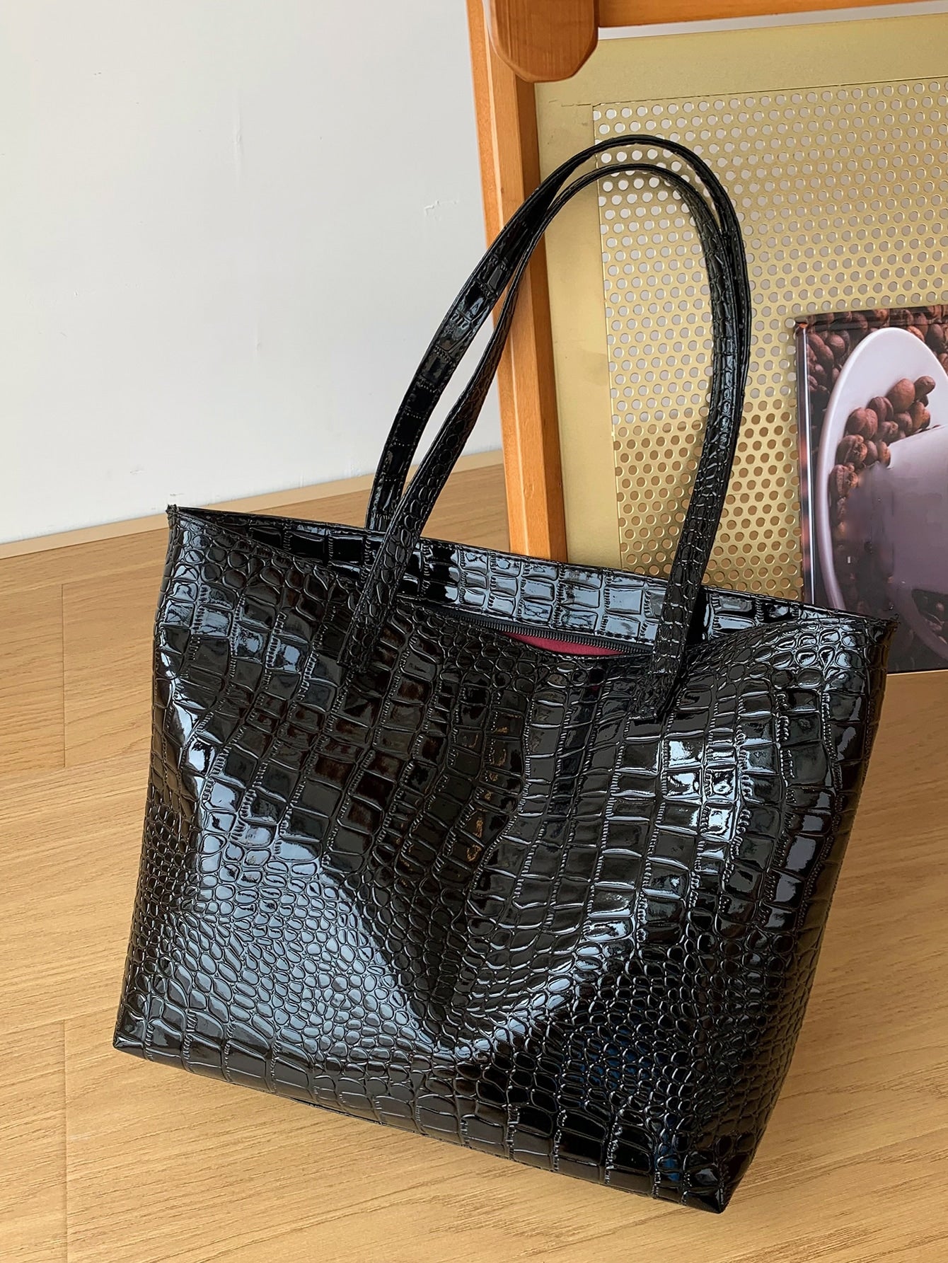 حقيبة كتف بنقش اسود لماع شنط وحقائب شنط