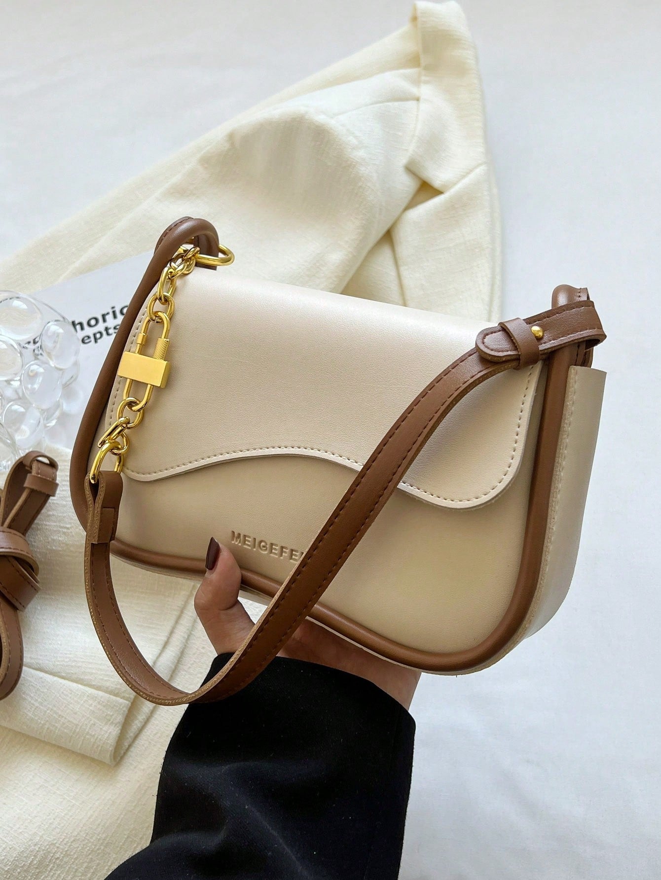 حقيبة السرج وسط شنط وحقائب شنط بيج