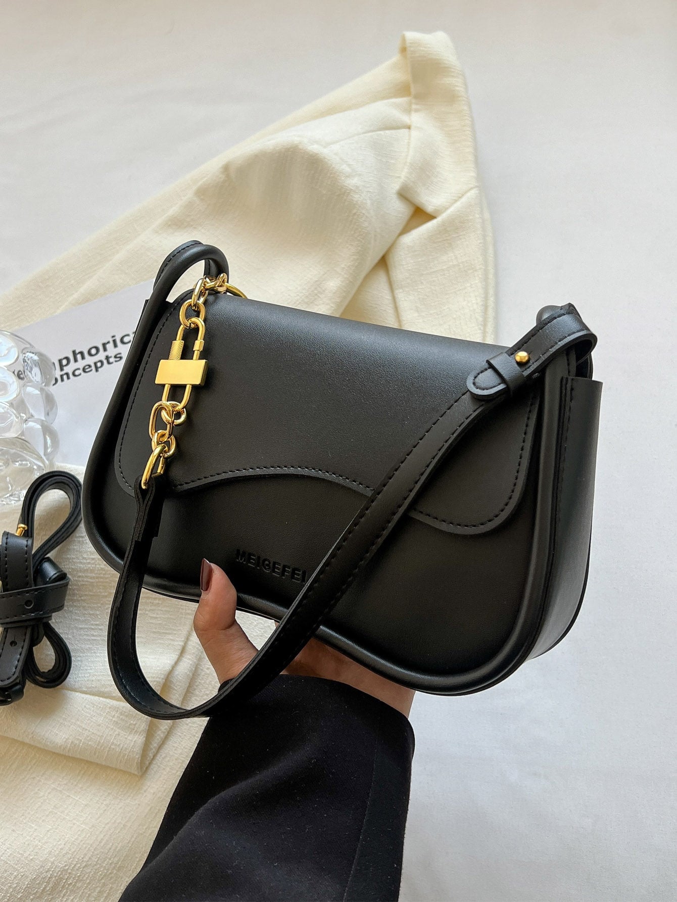 حقيبة السرج وسط شنط وحقائب شنط اسود