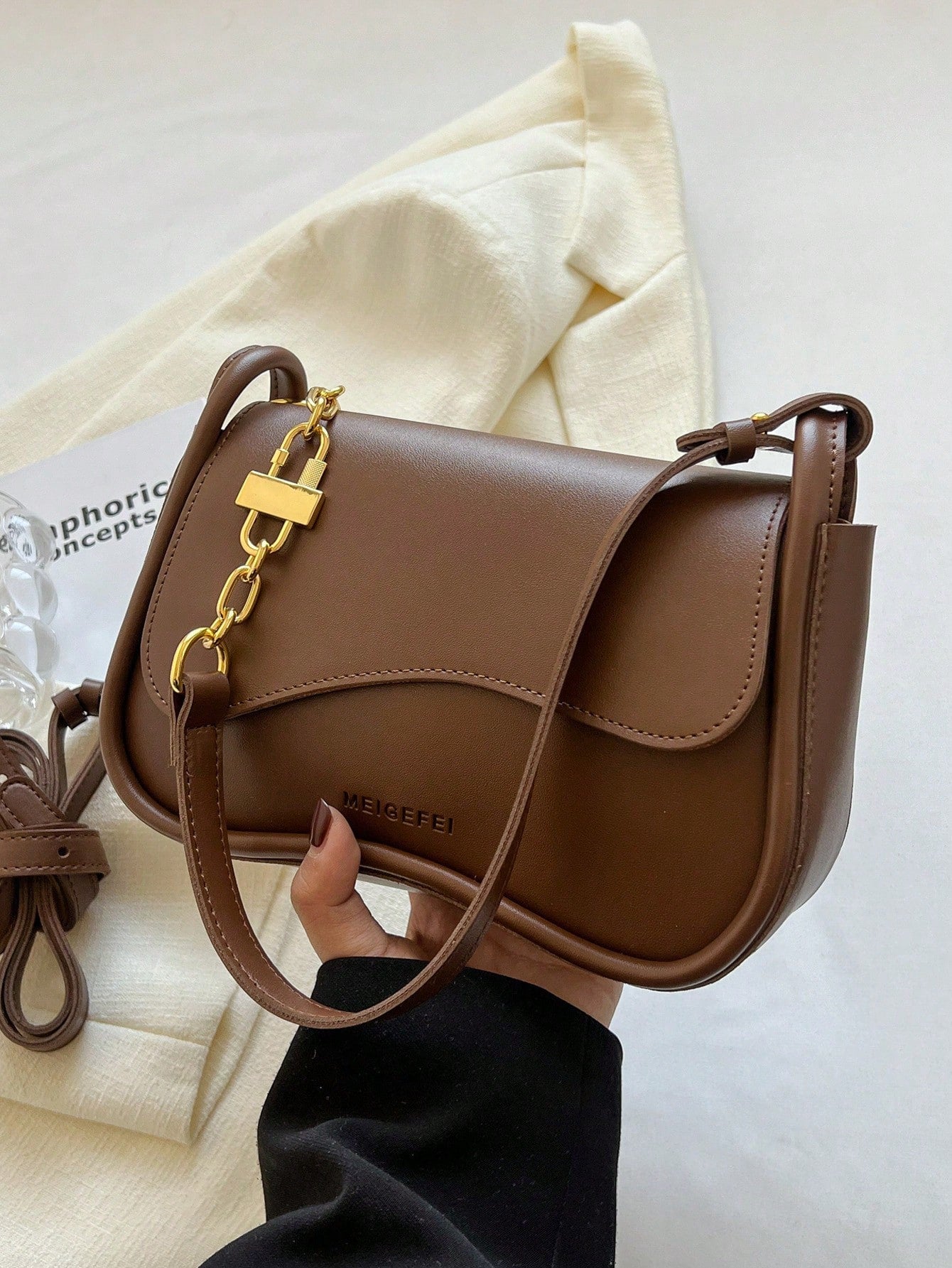 حقيبة السرج وسط شنط وحقائب شنط بني