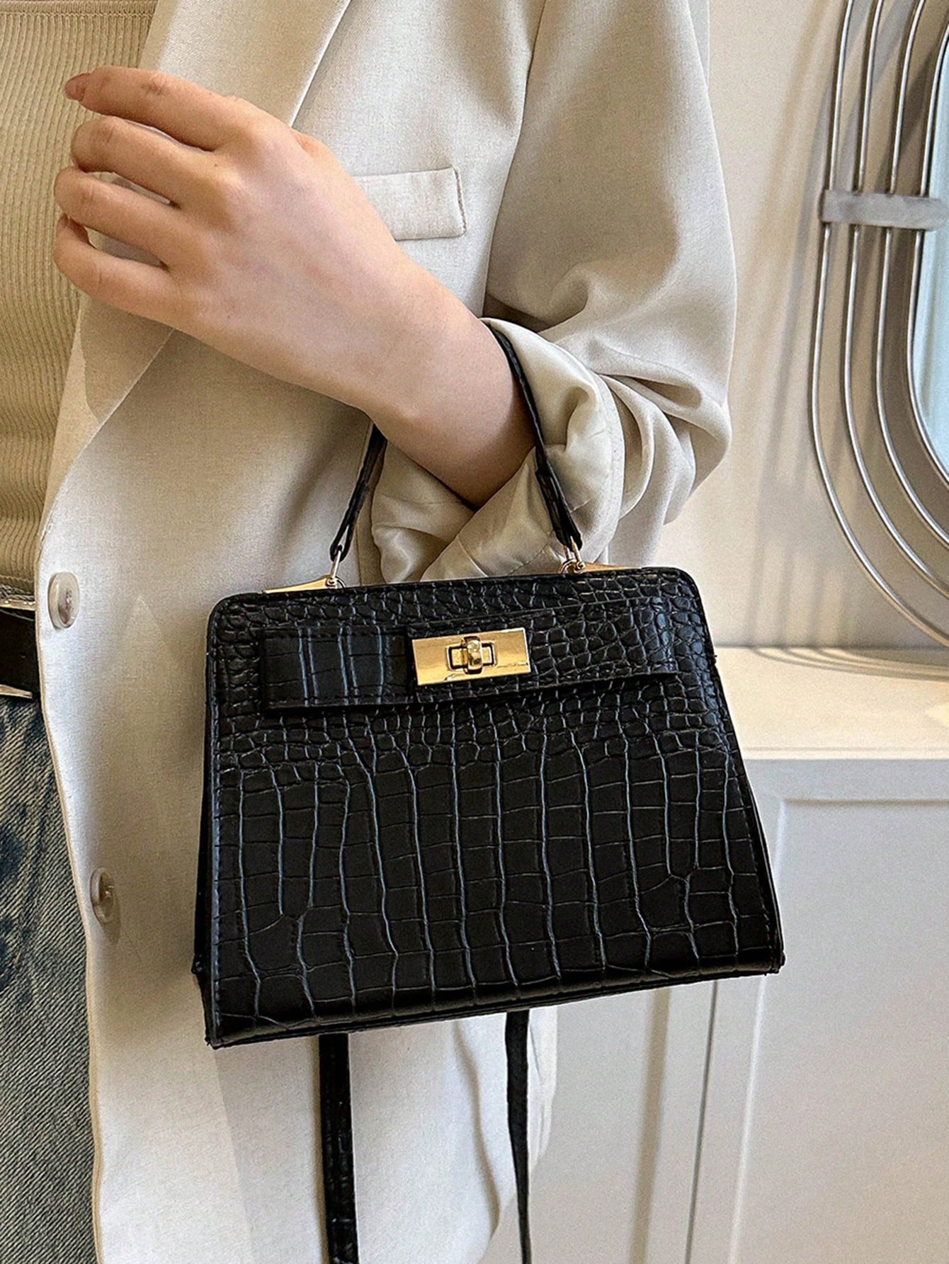 حقيبة مربعة بنقش وسط شنط وحقائب شنط اسود