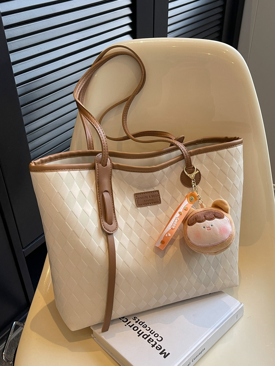 حقيبة كتف كبيره بيج شنط وحقائب شنط