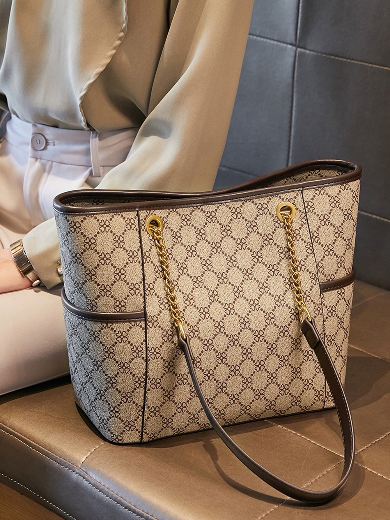 حقيبة يد هندسيه بسلسلة كتف شنط وحقائب شنط