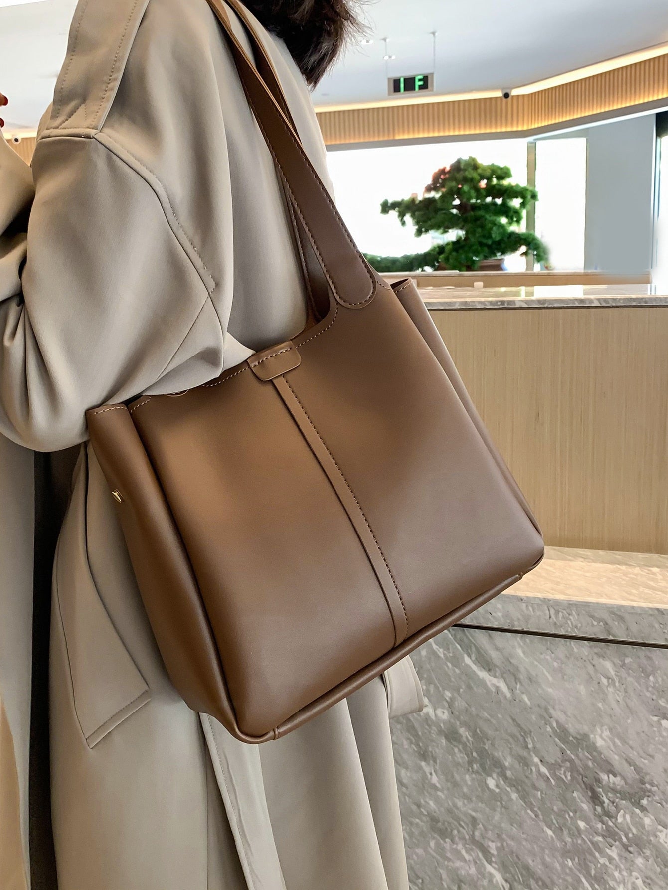 شنطة كتف كبيرة مطرزة شنط وحقائب شنط بني