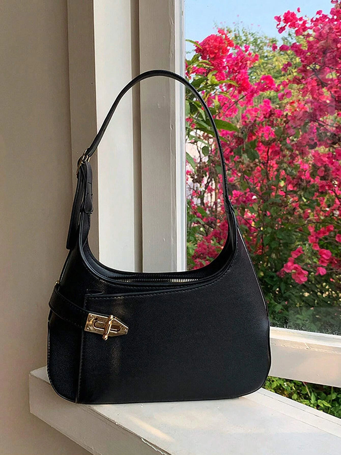 حقيبة هوبو قفل ملتوي أسود شنط وحقائب شنط