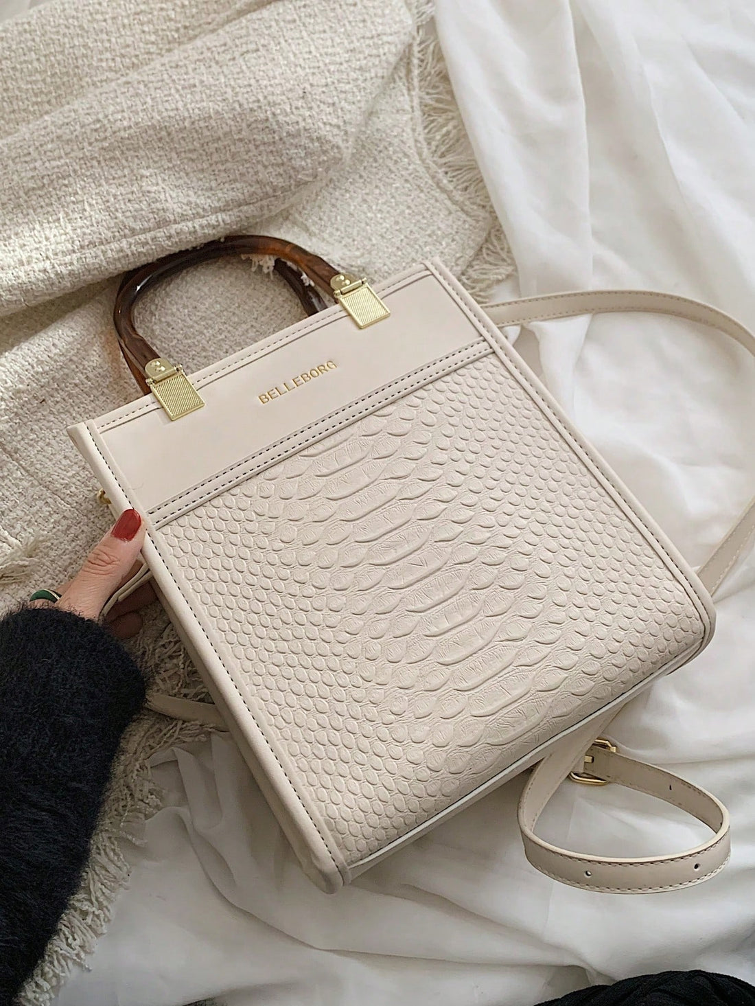 حقيبة مربعة كبيرة ابيض شنط وحقائب شنط