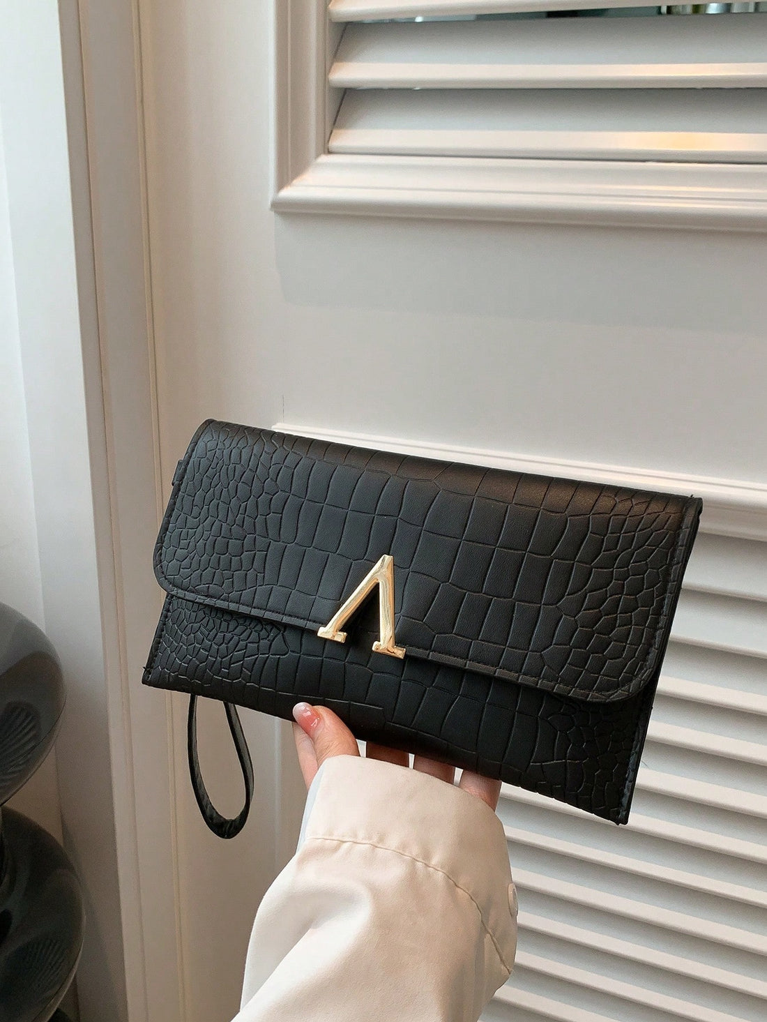 حقيبة مربعة حرف v شنط وحقائب شنط