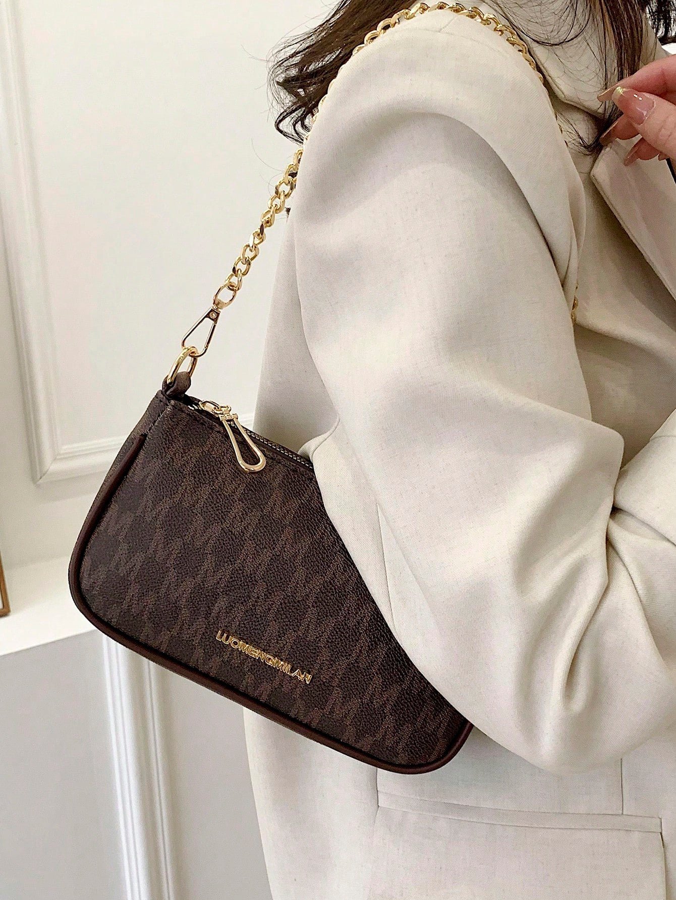 حقيبة باجيت بيج بشعار شنط وحقائب شنط