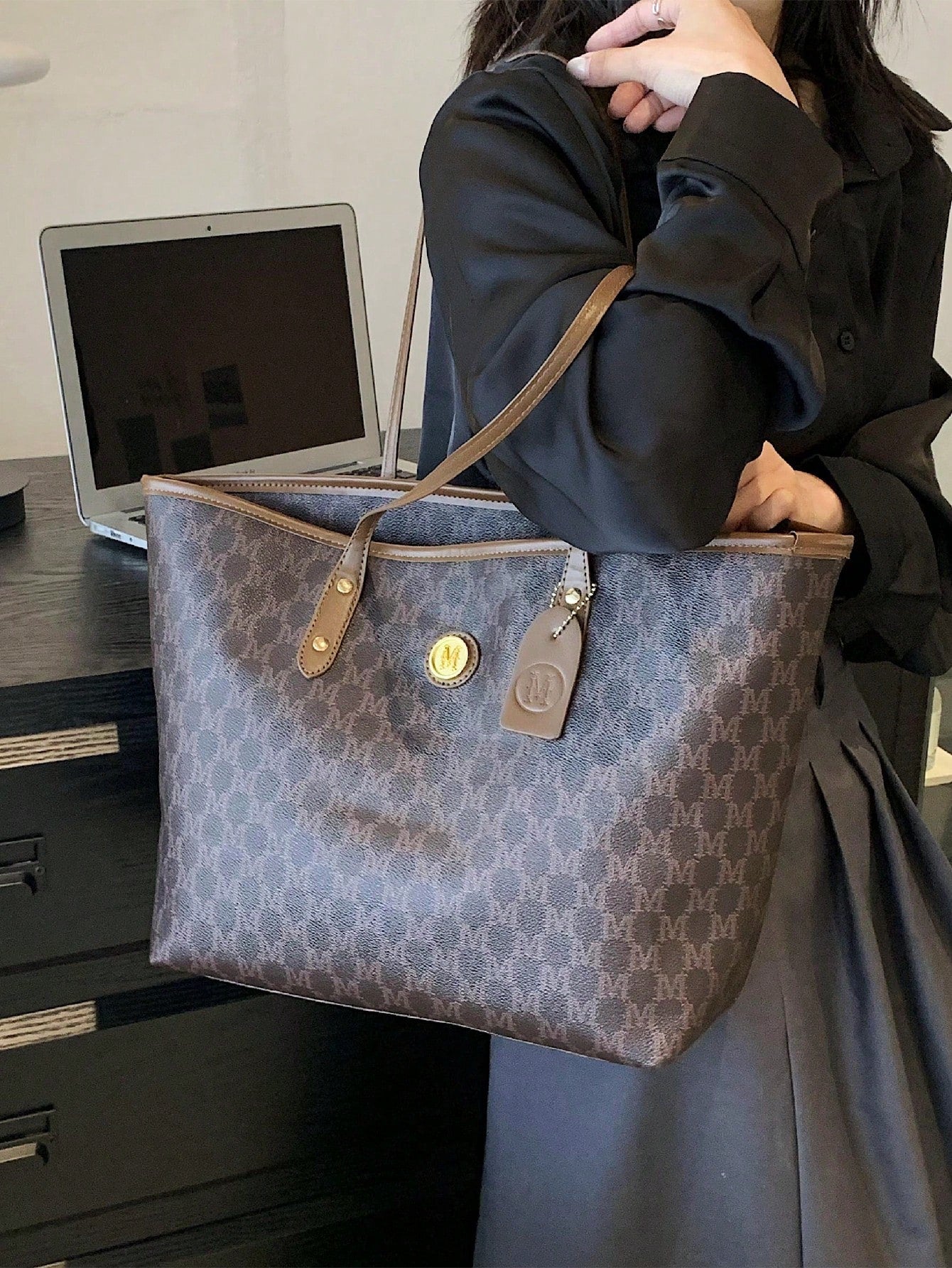 شنطة نسائية كبيرة كحلية شنط وحقائب شنط بني