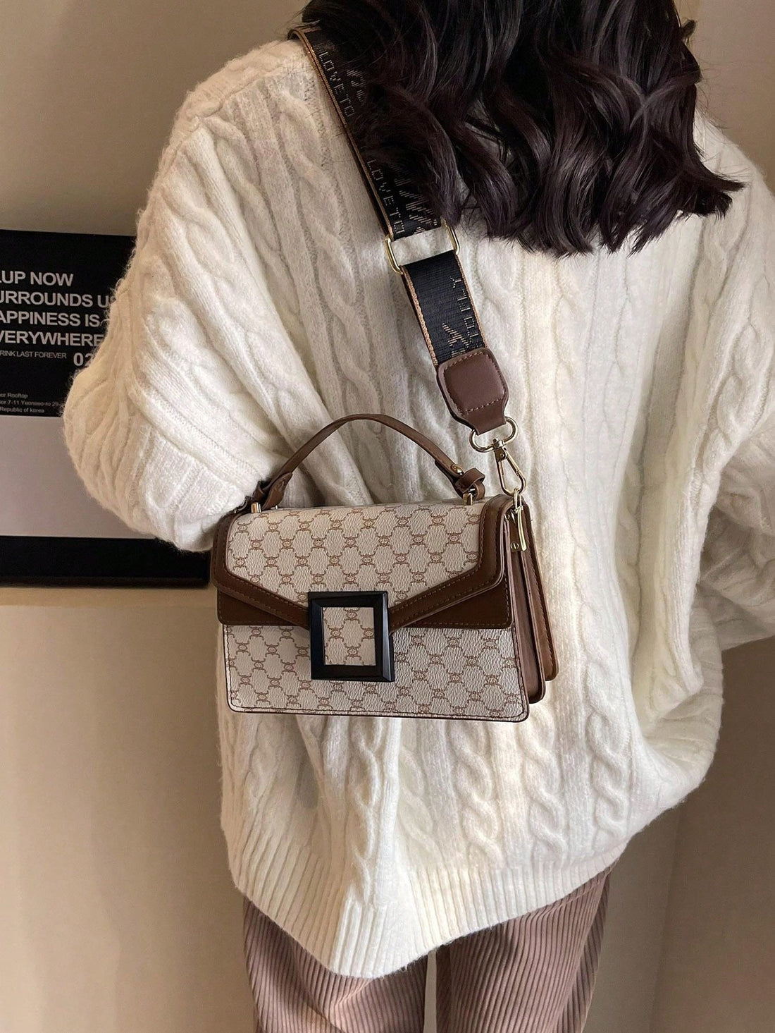 حقيبة مربعة صغيرة بتصميم مربعات شنط وحقائب شنط بني